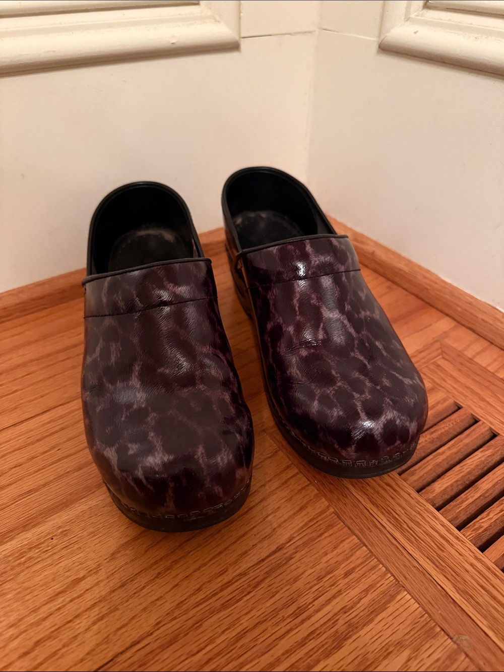 Sanita Bliss Patent Leather Clogs Leopard Print Grey Purple Size 39 Fits 8.5 - 9